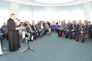 Aula KPP w Starogardzie Gdańskim. Kapelan starogardzkie komendy przemawia do zabranych policjantów oraz gości.