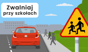 Grafika obrazkowa. Droga, samochód, chodnik, dzieci o znak ostrzegający o zbliżaniu się do przejścia dla pieszych. Na drugim planie widoczny budynek, do którego zmierzają dzieci. W górnym lewym rogu czarny napis na białym tle o treści: Zwalniaj przy szkołach.