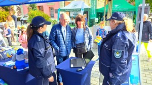 Policjanci i mieszkańcy Starogardu w czasie weekendowej akcji pod nazwą Żyj Zdrowo.