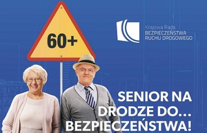 Plakat promujący akcję. Seniorzy stoją przy znaku ostrzegawczym z cyfrą 60+