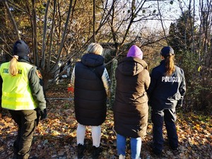 Służby w trakcie kontroli miejsc, w których mogą przebywać osoby narażone na wychłodzenie.