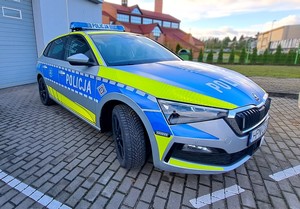 Nowa oznakowana skoda starogardzkiej drogówki w jaskrawożółtych barwach.