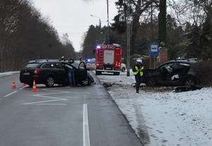 Zdjęcie dwóch rozbitych pojazdów. Auta mają znaczne uszkodzenia.