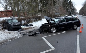 Zdjęcie dwóch rozbitych pojazdów. Auta mają znaczne uszkodzenia.