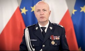 Zdjęcie Komendanta Głównego Policji na tle flag Polski i Unii Europejskiej.