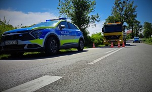 Pojazdy służbowe policji i straży, na miejscu wypadku drogowego.