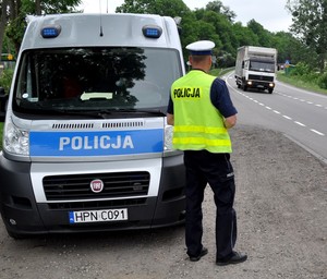 Policjant kontroluje prędkość pojazdów w miejscu wytypowanym za pośrednictwem krajowej mapy zagrożeń.