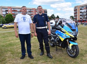 Zdjęcie w plenerze. Dzieci przedstawiciele służb mundurowych w czasie festynu z okazji Dnia Dziecka.