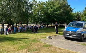 Policjanci w trakcie pogadanki z dziećmi.