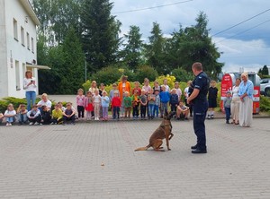 Policjanci w trakcie pogadanki z dziećmi.