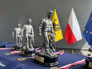 Statuetki, nagrody za zajęcie miejsc na podium.