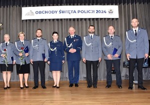 Zdjęcie grupowe z policjantami na scenie.