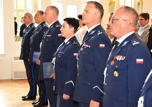 Policjanci w pozycji stojącej w czasie śpiewania hymnu.