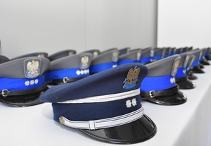 Zdjęcie z sali królewskiej Kurkowego Bractwa Strzeleckiego w Starogardzie Gdańskim z udziałem policjantek, policjantów, pracowników Policji oraz gości zaproszonych na powiatowe obchody Święta Policji.