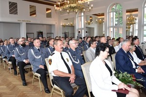 Zdjęcie z sali królewskiej Kurkowego Bractwa Strzeleckiego w Starogardzie Gdańskim z udziałem policjantek, policjantów, pracowników Policji oraz gości zaproszonych na powiatowe obchody Święta Policji.