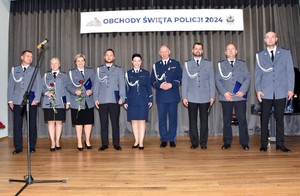 Zdjęcie z sali królewskiej Kurkowego Bractwa Strzeleckiego w Starogardzie Gdańskim z udziałem policjantek, policjantów, pracowników Policji oraz gości zaproszonych na powiatowe obchody Święta Policji.