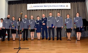 Zdjęcie z sali królewskiej Kurkowego Bractwa Strzeleckiego w Starogardzie Gdańskim z udziałem policjantek, policjantów, pracowników Policji oraz gości zaproszonych na powiatowe obchody Święta Policji.