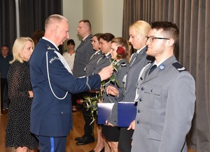 Zdjęcie z sali królewskiej Kurkowego Bractwa Strzeleckiego w Starogardzie Gdańskim z udziałem policjantek, policjantów, pracowników Policji oraz gości zaproszonych na powiatowe obchody Święta Policji.