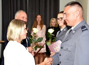 Zdjęcie z sali królewskiej Kurkowego Bractwa Strzeleckiego w Starogardzie Gdańskim z udziałem policjantek, policjantów, pracowników Policji oraz gości zaproszonych na powiatowe obchody Święta Policji.