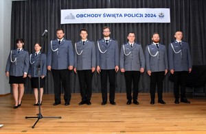 Zdjęcie z sali królewskiej Kurkowego Bractwa Strzeleckiego w Starogardzie Gdańskim z udziałem policjantek, policjantów, pracowników Policji oraz gości zaproszonych na powiatowe obchody Święta Policji.