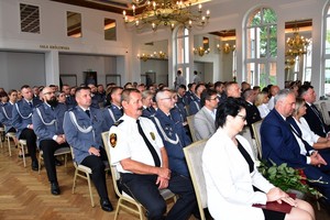 Zdjęcie z sali królewskiej Kurkowego Bractwa Strzeleckiego w Starogardzie Gdańskim z udziałem policjantek, policjantów, pracowników Policji oraz gości zaproszonych na powiatowe obchody Święta Policji.