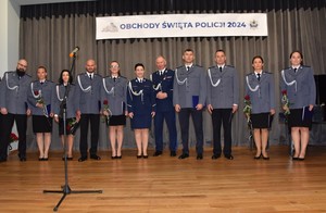 Zdjęcie z sali królewskiej Kurkowego Bractwa Strzeleckiego w Starogardzie Gdańskim z udziałem policjantek, policjantów, pracowników Policji oraz gości zaproszonych na powiatowe obchody Święta Policji.