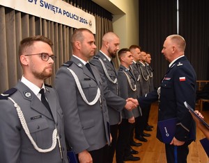 Zdjęcie z sali królewskiej Kurkowego Bractwa Strzeleckiego w Starogardzie Gdańskim z udziałem policjantek, policjantów, pracowników Policji oraz gości zaproszonych na powiatowe obchody Święta Policji.