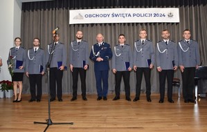 Zdjęcie z sali królewskiej Kurkowego Bractwa Strzeleckiego w Starogardzie Gdańskim z udziałem policjantek, policjantów, pracowników Policji oraz gości zaproszonych na powiatowe obchody Święta Policji.