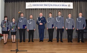 Zdjęcie z sali królewskiej Kurkowego Bractwa Strzeleckiego w Starogardzie Gdańskim z udziałem policjantek, policjantów, pracowników Policji oraz gości zaproszonych na powiatowe obchody Święta Policji.