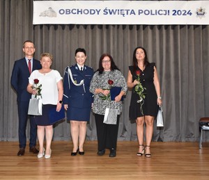 Zdjęcie z sali królewskiej Kurkowego Bractwa Strzeleckiego w Starogardzie Gdańskim z udziałem policjantek, policjantów, pracowników Policji oraz gości zaproszonych na powiatowe obchody Święta Policji.