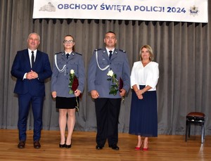 Zdjęcie z sali królewskiej Kurkowego Bractwa Strzeleckiego w Starogardzie Gdańskim z udziałem policjantek, policjantów, pracowników Policji oraz gości zaproszonych na powiatowe obchody Święta Policji.