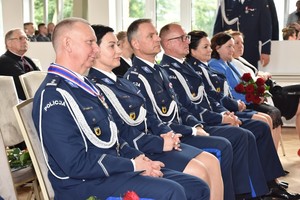 Zdjęcie z sali królewskiej Kurkowego Bractwa Strzeleckiego w Starogardzie Gdańskim z udziałem policjantek, policjantów, pracowników Policji oraz gości zaproszonych na powiatowe obchody Święta Policji.