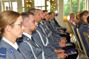 Zdjęcie z sali królewskiej Kurkowego Bractwa Strzeleckiego w Starogardzie Gdańskim z udziałem policjantek, policjantów, pracowników Policji oraz gości zaproszonych na powiatowe obchody Święta Policji.