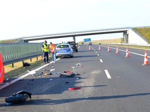 Zdjęcie z miejsca wypadku ukazujące autostradę A1 i pracujące służby.