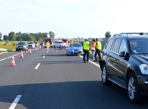 Zdjęcie z miejsca wypadku ukazujące autostradę A1 i pracujące służby.