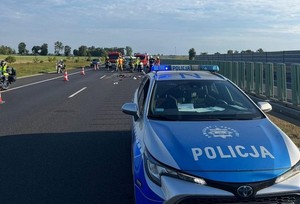 Zdjęcie z miejsca wypadku ukazujące autostradę A1 i pracujące służby.