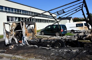 Całkowicie spalony samochód na miejscu zdarzenia.