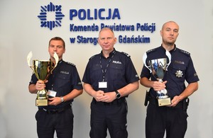 Zdjęcie grupowe policjantów z komendantem.