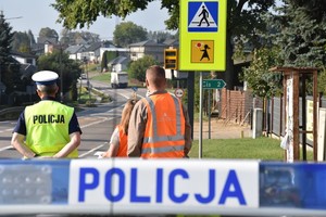 Policjanci i przedstawiciele Generalnej Dyrekcji Dróg Krajowych i Autostrad stoją przy drodze DK 22 i kontrolują oznakowanie.