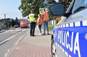 Policjanci i przedstawiciele Generalnej Dyrekcji Dróg Krajowych i Autostrad w trakcie kontrolowania oznakowania przejść dla pieszych w rejonach szkół usytuowanych przy drodze krajowej nr 22.