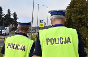 Policjanci i przedstawiciele Generalnej Dyrekcji Dróg Krajowych i Autostrad w trakcie kontrolowania oznakowania przejść dla pieszych w rejonach szkół usytuowanych przy drodze krajowej nr 22.