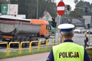 Policjanci i przedstawiciele Generalnej Dyrekcji Dróg Krajowych i Autostrad w trakcie kontrolowania oznakowania przejść dla pieszych w rejonach szkół usytuowanych przy drodze krajowej nr 22.