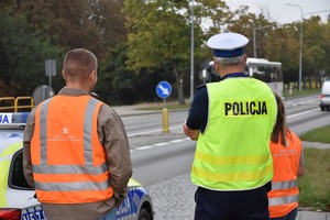 Policjanci i przedstawiciele Generalnej Dyrekcji Dróg Krajowych i Autostrad w trakcie kontrolowania oznakowania przejść dla pieszych w rejonach szkół usytuowanych przy drodze krajowej nr 22.