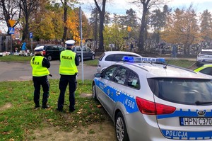 Policjanci w pobliżu cmentarzy w czasie zabezpieczania dnia Wszystkich Świętych.