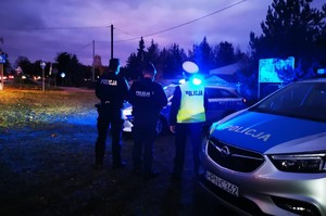 Policjanci w pobliżu cmentarzy w czasie zabezpieczania dnia Wszystkich Świętych.