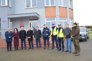 Zdjęcie grupowe przedstawicieli samorządów i instytucji przed budynkiem komendy.