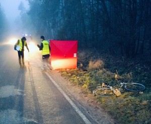 Policjanci pracują na miejscu wypadku.