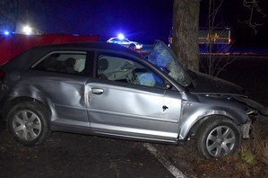 Rozbite na drzewie audi. Zdjęcie z miejsca wypadku drogowego.