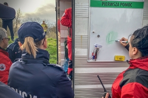 Policjanci podczas akcji poszukiwawczej.
