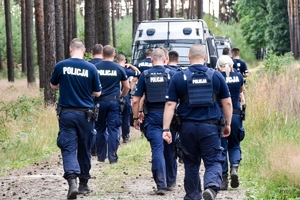Policjanci podczas akcji poszukiwawczej.